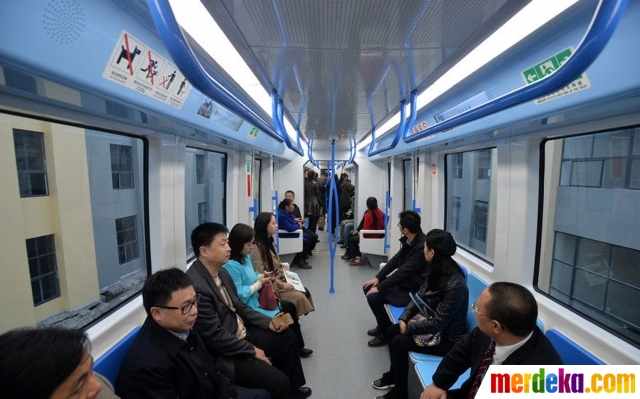 Foto : Uji coba monorail gantung berwajah panda pertama 