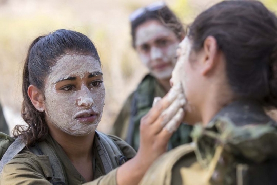 Intip aksi tentara cantik Israel latihan perang