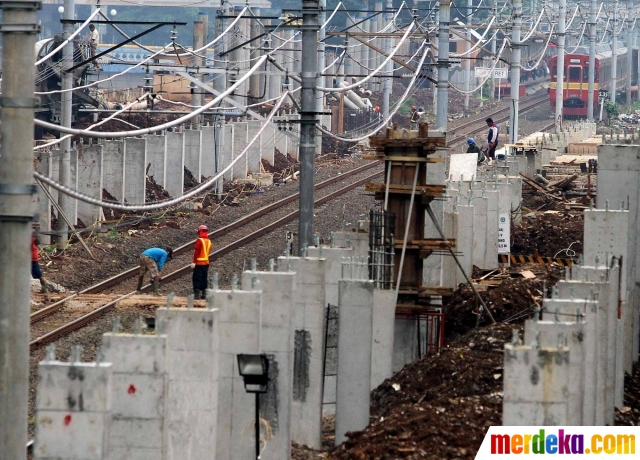 Foto : Memantau pembangunan jalur kereta bandara di Dukuh 