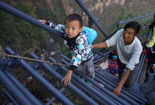 Kegembiraan anak-anak di Desa Tebing 800 m punya tangga baru