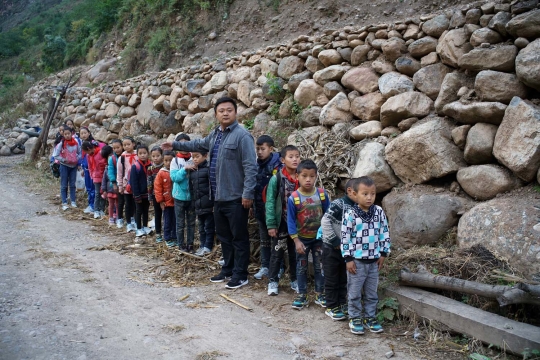 Kegembiraan anak-anak di Desa Tebing 800 m punya tangga baru