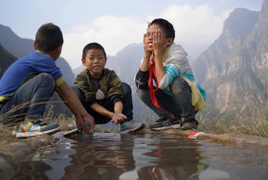 Kegembiraan anak-anak di Desa Tebing 800 m punya tangga baru