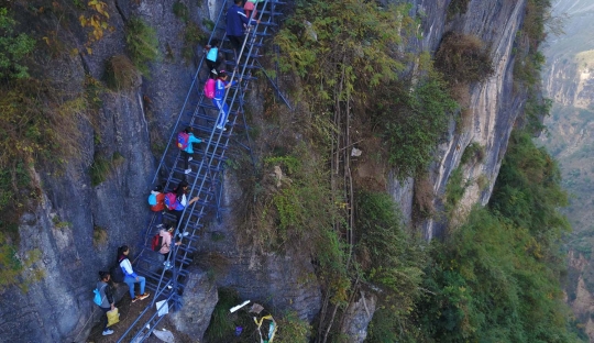 Kegembiraan anak-anak di Desa Tebing 800 m punya tangga baru