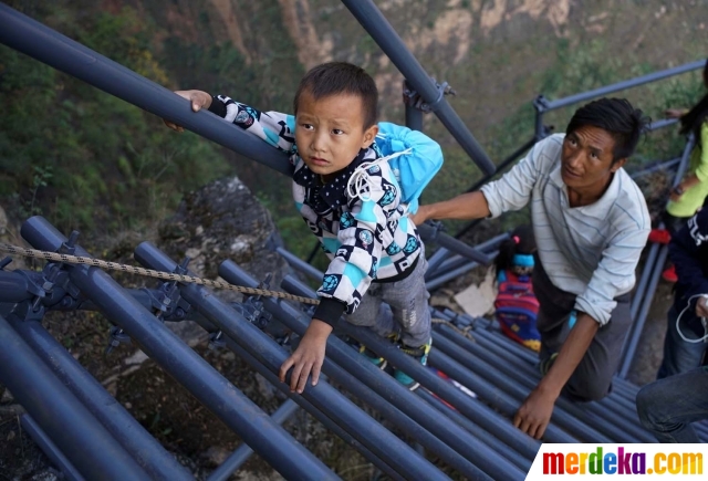 Kegembiraan anak-anak di Desa Tebing 800 m punya tangga baru. Kini belasan anak dapat lebih tenang dan aman saat menuruni tebing setinggi 800 meter menuju sekolah yang berada di kaki gunung.
