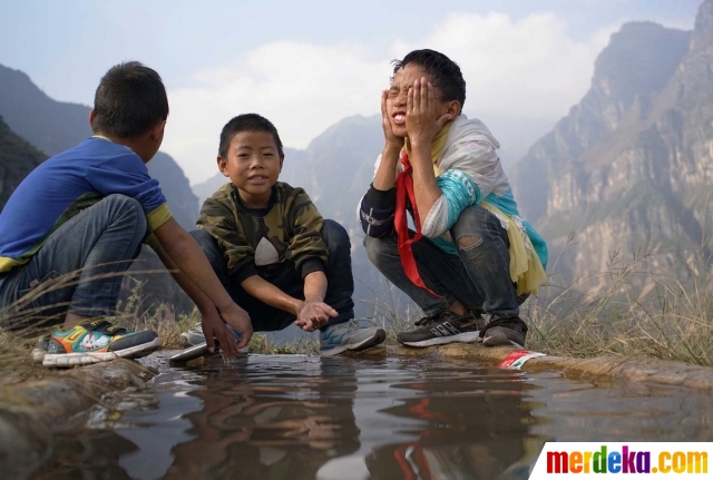 Foto Kegembiraan anak  anak  di Desa  Tebing 800 m punya 