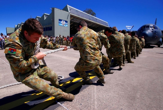 Aksi tentara Australia lomba cepat-cepatan tarik pesawat Hercules