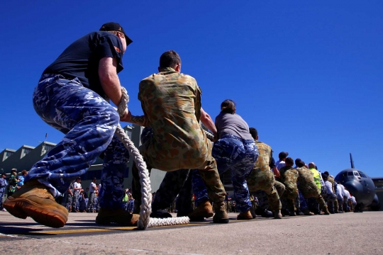 Aksi tentara Australia lomba cepat-cepatan tarik pesawat Hercules