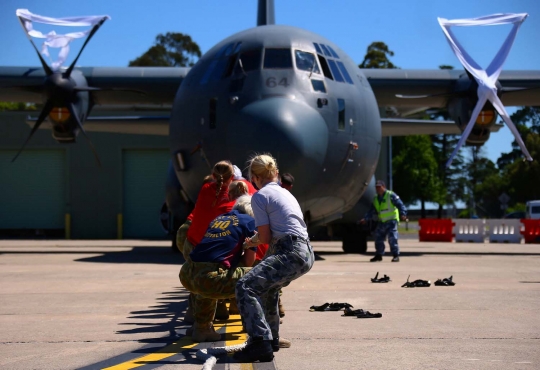 Aksi tentara Australia lomba cepat-cepatan tarik pesawat Hercules