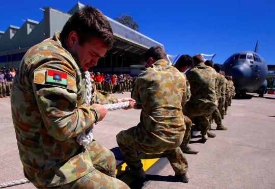 Aksi tentara Australia lomba cepat-cepatan tarik pesawat Hercules