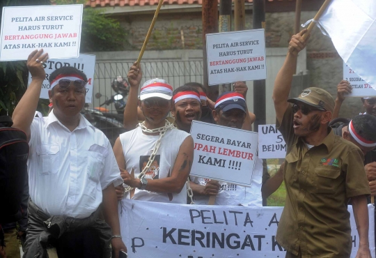 Belum dibayar 5 bulan, buruh Pelita Air Service demo