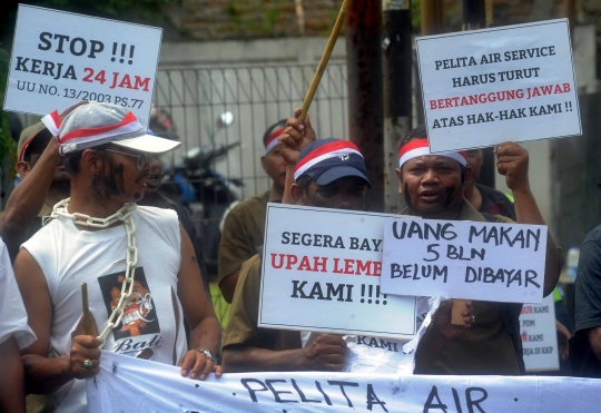 Belum dibayar 5 bulan, buruh Pelita Air Service demo