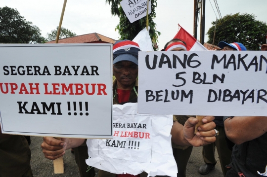 Belum dibayar 5 bulan, buruh Pelita Air Service demo