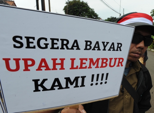 Belum dibayar 5 bulan, buruh Pelita Air Service demo