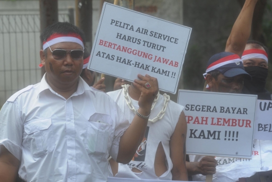 Belum dibayar 5 bulan, buruh Pelita Air Service demo
