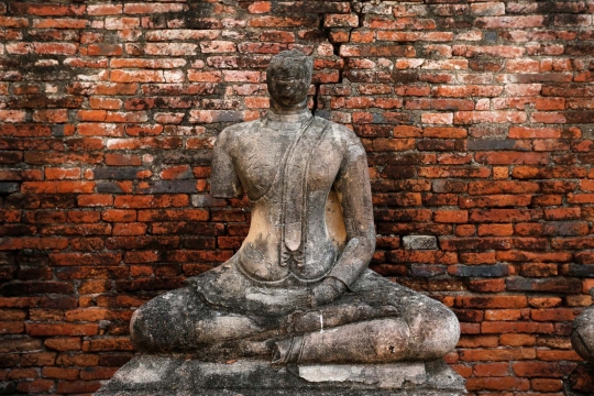 Melihat sisa-sisa patung Buddha di reruntuhan Kerajaan Ayutthaya