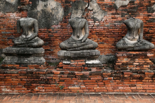 Melihat sisa-sisa patung Buddha di reruntuhan Kerajaan Ayutthaya