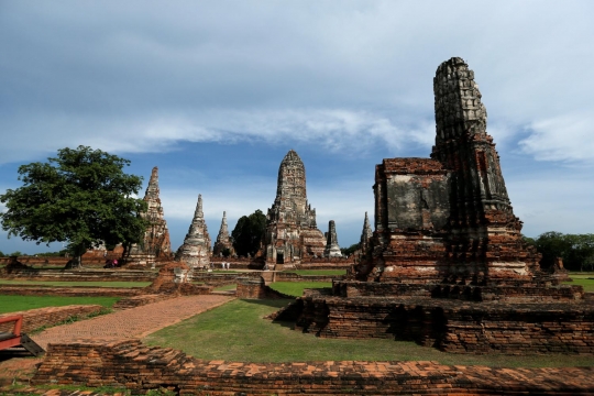 Melihat sisa-sisa patung Buddha di reruntuhan Kerajaan Ayutthaya