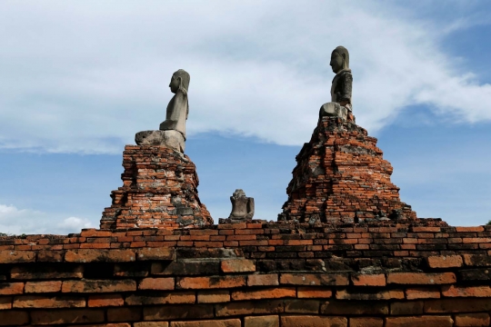 Melihat sisa-sisa patung Buddha di reruntuhan Kerajaan Ayutthaya