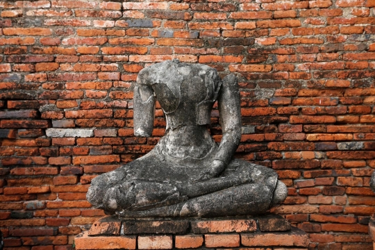 Melihat sisa-sisa patung Buddha di reruntuhan Kerajaan Ayutthaya