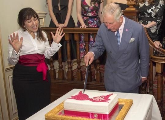 Ekspresi Pangeran Charles saat potong kue bergambar bra