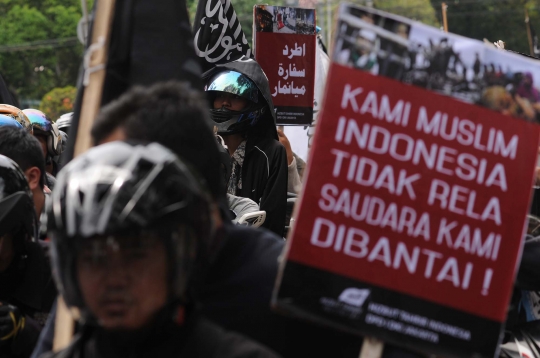 Massa geruduk Kedubes Myanmar di Jakarta
