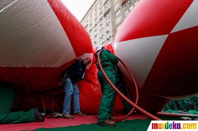 Foto : Kerja keras peniup balon raksasa di balik 