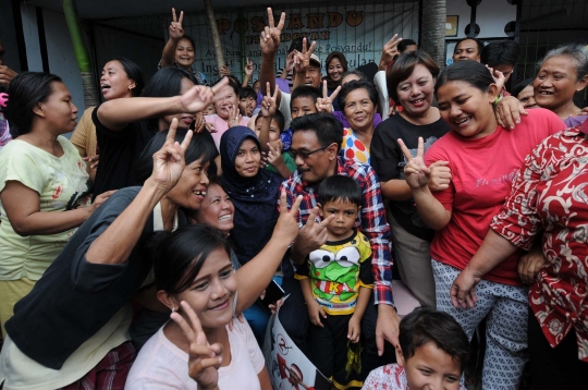 Blusukan ke Kampung Pelni, warga minta foto dan tanda tangan Djarot