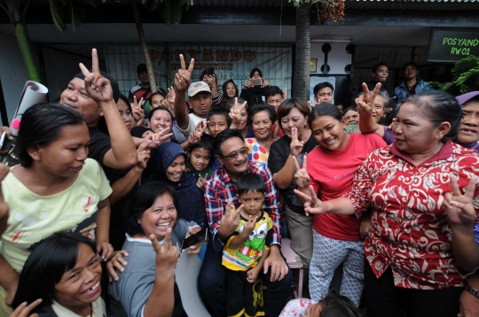 Blusukan ke Kampung Pelni, warga minta foto dan tanda tangan Djarot