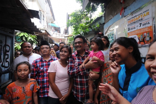 Blusukan ke Kampung Pelni, warga minta foto dan tanda tangan Djarot