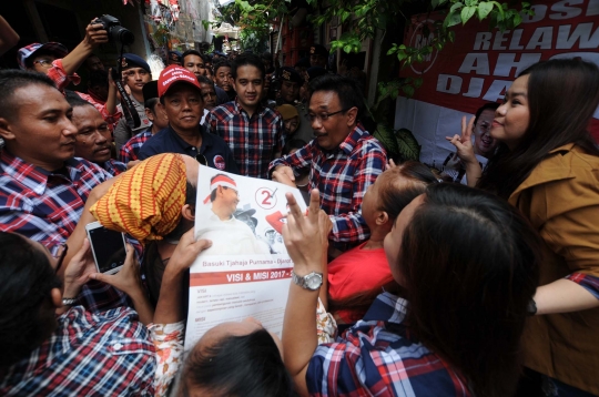 Blusukan ke Kampung Pelni, warga minta foto dan tanda tangan Djarot