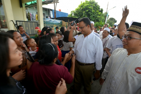 Anies Baswedan sambangi warga di pinggiran Kanal Banjir Barat