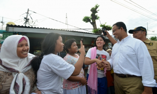 Anies Baswedan sambangi warga di pinggiran Kanal Banjir Barat