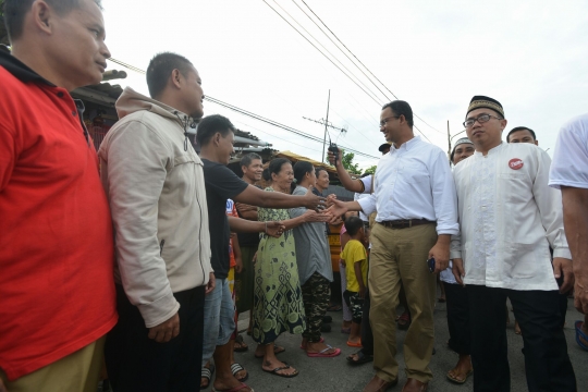 Anies Baswedan sambangi warga di pinggiran Kanal Banjir Barat