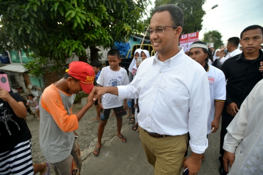 Anies Baswedan sambangi warga di pinggiran Kanal Banjir Barat