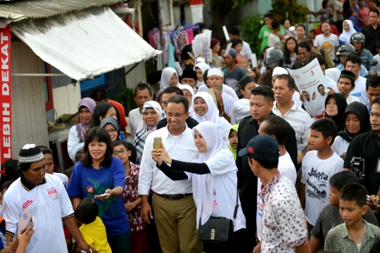 Anies Baswedan sambangi warga di pinggiran Kanal Banjir Barat