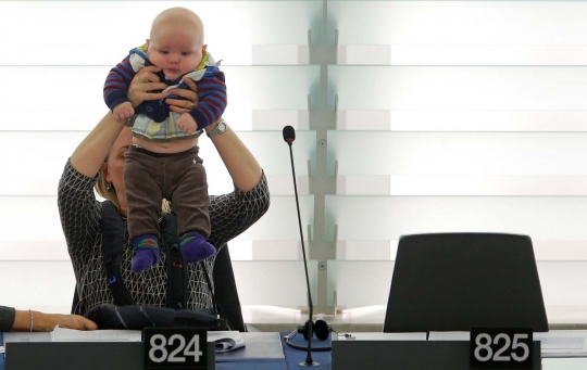 Ekspresi menggemaskan bayi saat ikut sang ibu rapat parlemen