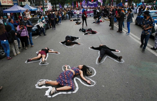 Kecam kekerasan perempuan, kaum hawa di Chile nekat setengah bugil
