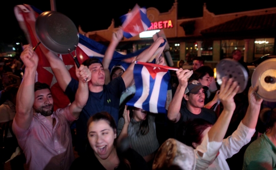 Ironi, warga Kuba di AS rayakan wafatnya Fidel Castro