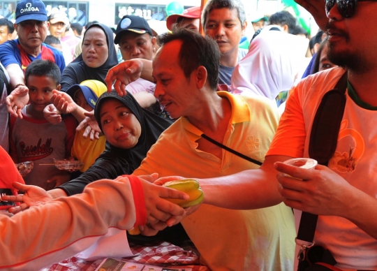 Warga berebut buah gratis di Thamrin
