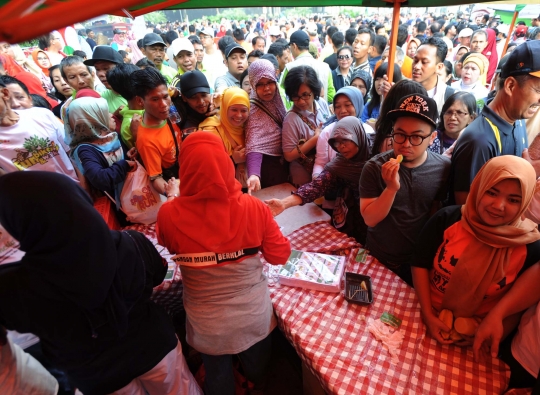 Warga berebut buah gratis di Thamrin