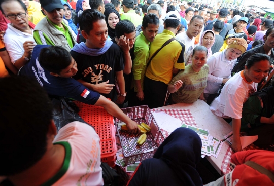 Warga berebut buah gratis di Thamrin