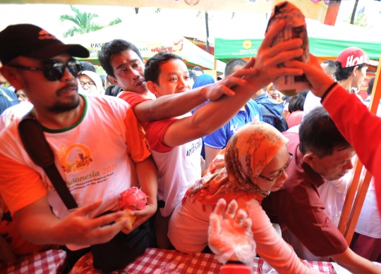 Warga berebut buah gratis di Thamrin