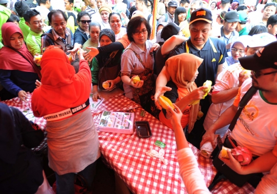 Warga berebut buah gratis di Thamrin