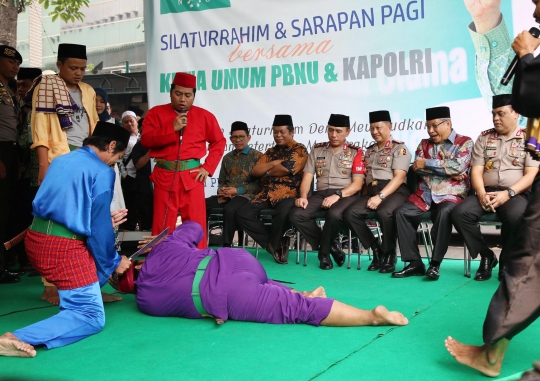 Berkunjung ke PBNU, Kapolri Tito disambut atraksi pencak silat