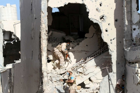 Sangarnya tank Libya berburu militan ISIS di Sirte