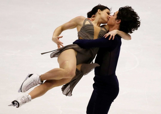 Tarian mesra pasangan atlet di kejuaraan Figure Skating Jepang