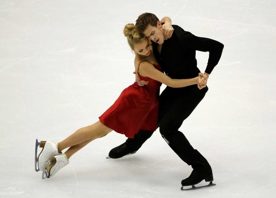 Tarian mesra pasangan atlet di kejuaraan Figure Skating Jepang
