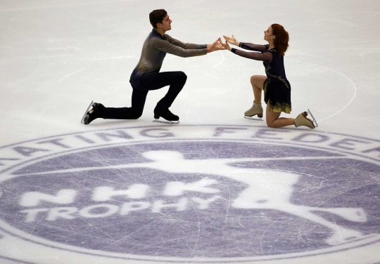 Tarian mesra pasangan atlet di kejuaraan Figure Skating Jepang