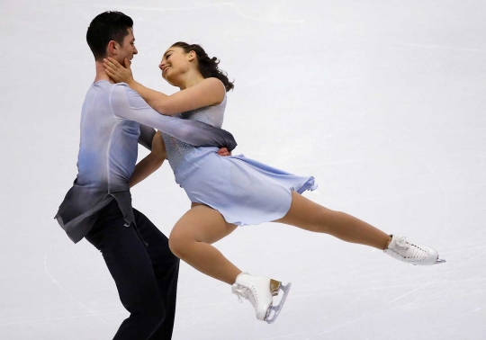 Tarian mesra pasangan atlet di kejuaraan Figure Skating Jepang