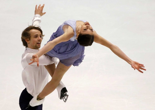 Tarian mesra pasangan atlet di kejuaraan Figure Skating Jepang